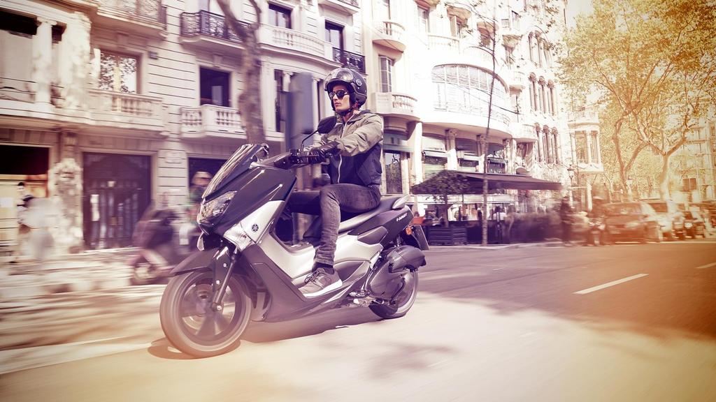 Yamaha NMAX. Mindennapi élet mellékelve Ha a sportos stílusú Yamaha NMAX 125 robogót vezeted, a mindennapi ingázások elviselendő dologból élvezetes eseménnyé válnak.