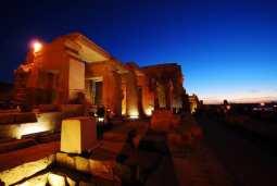 Kihajózás Eszna felé, zsilipelés Esznánál. Továbbhajózás Luxor felé. Szállás és vacsora a hajón. október 21. (hétfő) 11.