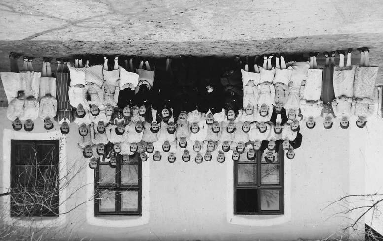 46 Újhartyáni Képeskönyv *27 Kalász-lányok 1942-ben.