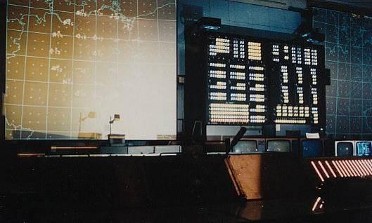 29. ábra Az ALMAZ-2 rendszer hadműveleti terme a nagy kivetítőkkel[50] Az Almaz-2 rendszerrel olyan hadászati-hadműveleti feladatokat oldottak meg, melyeknél a beérkező légihelyzet információ még