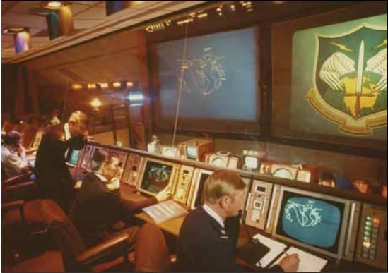 2. ábra NORAD COC 1984-ben[6] A szárazföldi radarokon kívül, az USAF EC-121 típusú repülőgép fedélzeti lokátor állomásait, valamint használaton kívüli olajfúró tornyokat is felhasználtak, mint