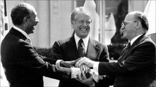 miniszterelnök és Szadat elnök 3, Washingtonban (a Fehér Ház kertjében) Jimmy Carter amerikai elnök jelenlétében 1979. március 26-án aláírták a békeszerződést.