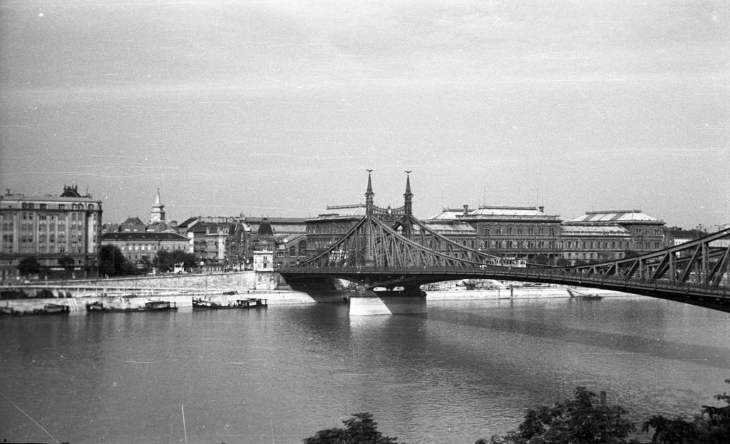 5. kép: A Szabadság híd 1942-ben, bal szélen