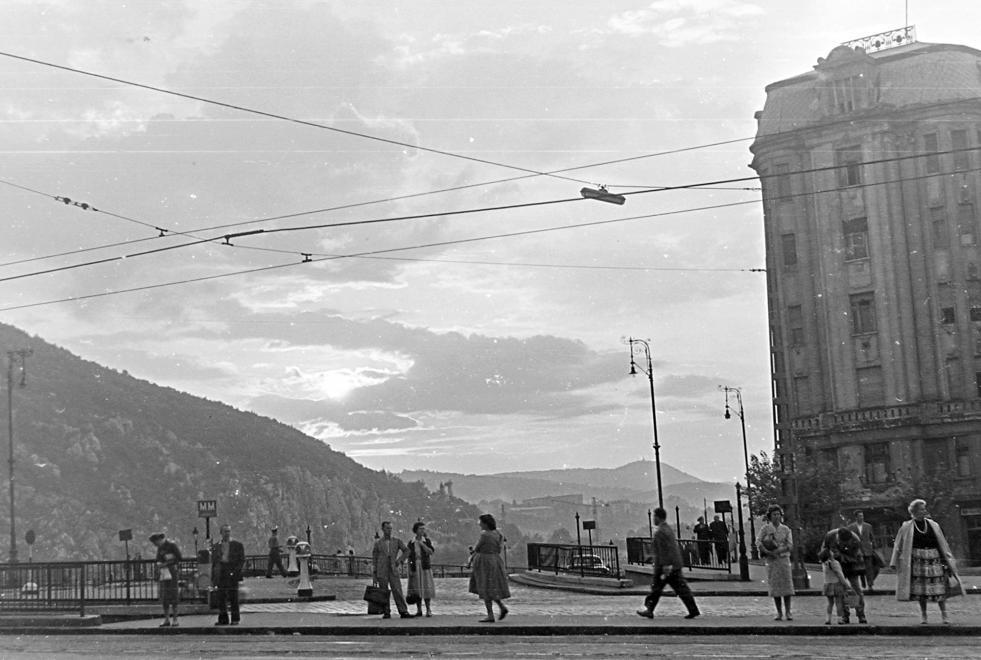 7. kép: Sétáló emberek a Fővám téren 1955-ben,