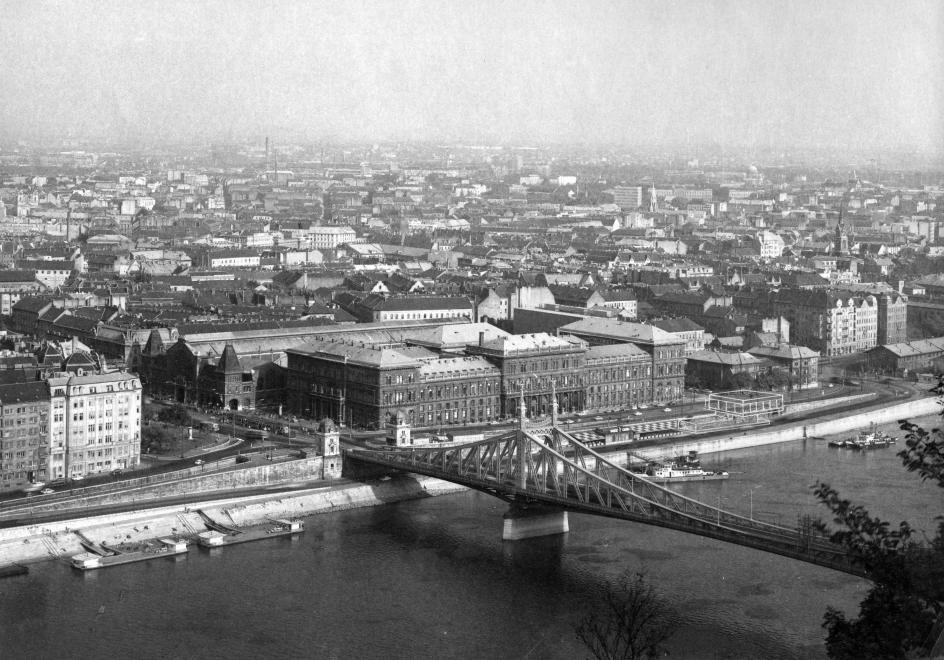 kép: A Szabadság híd és a Fővám tér felülnézetből,