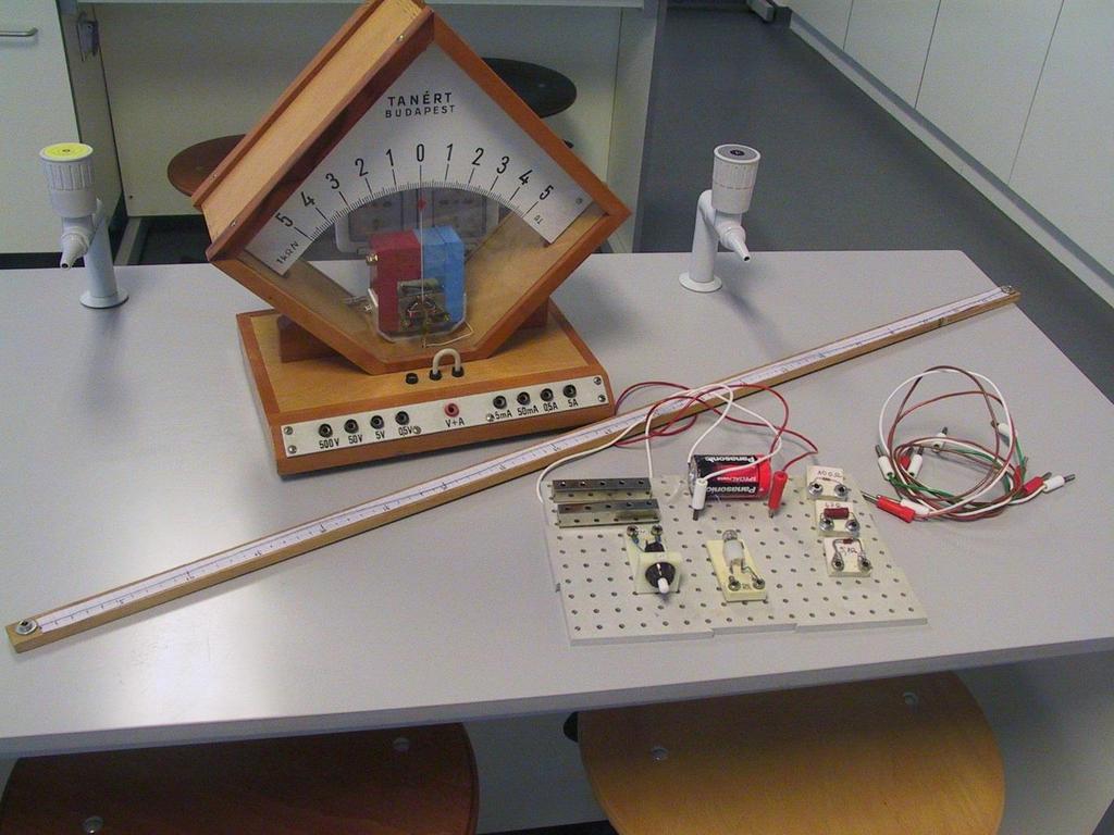 hosszú ellenálláshuzal, két végén kialakított elektromos csatlakozóval, cm skálával ellátott