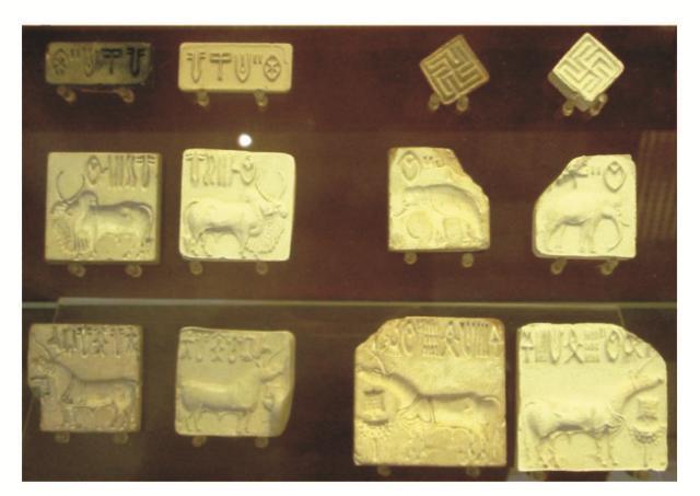 Harappa kultúra, pecsétek. Ami a szlovenek írása fejlődését érinti, bizonyos időkben rúnaírást használtak, melynek jelei a Vinča írás jeleiből fejlődtek ki és velük azonosak.