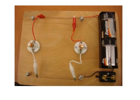 11. Elektromos egyenáram Kísérlet: Soros és párhuzamos kapcsolás vizsgálata Feladat: Egy áramforrás és két zseblámpaizzó segítségével tanulmányozza a soros, illetve a párhuzamos kapcsolás feszültség-