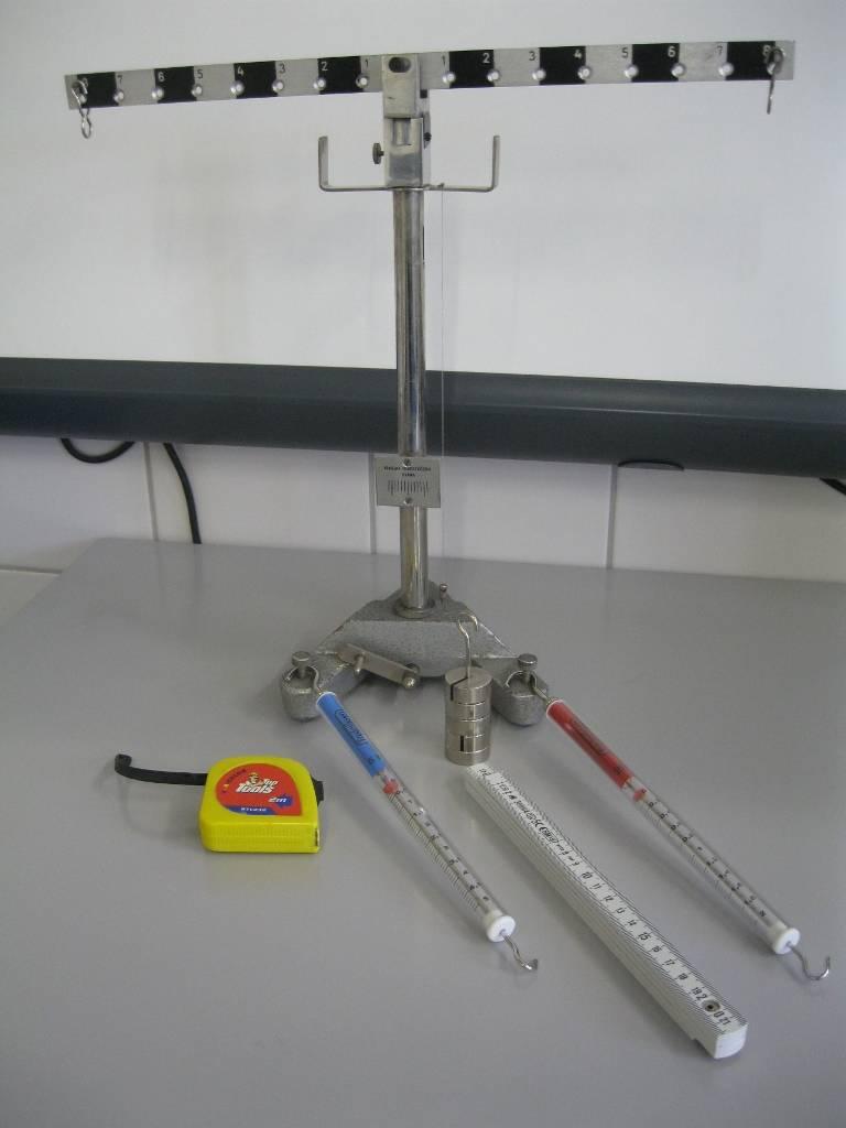 2. A merev test egyensúlya Gyakorlati feladat: Erőmérővel kiegyensúlyozott karos mérleg segítségével tanulmányozza a merev testre ható forgatónyomatékokat és az egyszerű emelők működési elvét!
