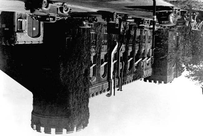 942 januárjában Compton úgy döntött, hogy a reaktor tervének kivitelezése érdekében az egész társaságot a veszélyes atlanti partról Chicago városába, egy fedél alá kell telepíteni.