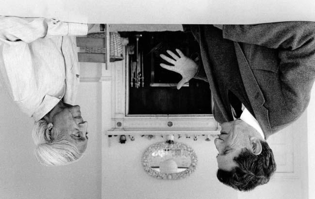 David Bohm Jiddu Krishnamurti indiai filozófussal. torpotenciál értéke különbözik nullától. Az effektus újabban fontos alkalmazásra talált szupravezetõ áramkörök mágneses vezérlésében.