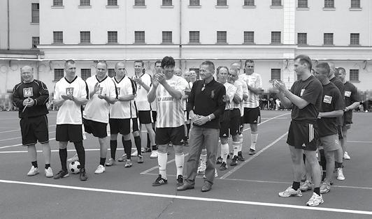 Börtönélet Börtönújság 2013. Június Foci a színészválogatottal Idén május 31-én rendezték meg a fogvatartotti labdarúgótornát a Budapesti Fegyház és Börtönben, melyen a házigazda és a Fővárosi Bv.