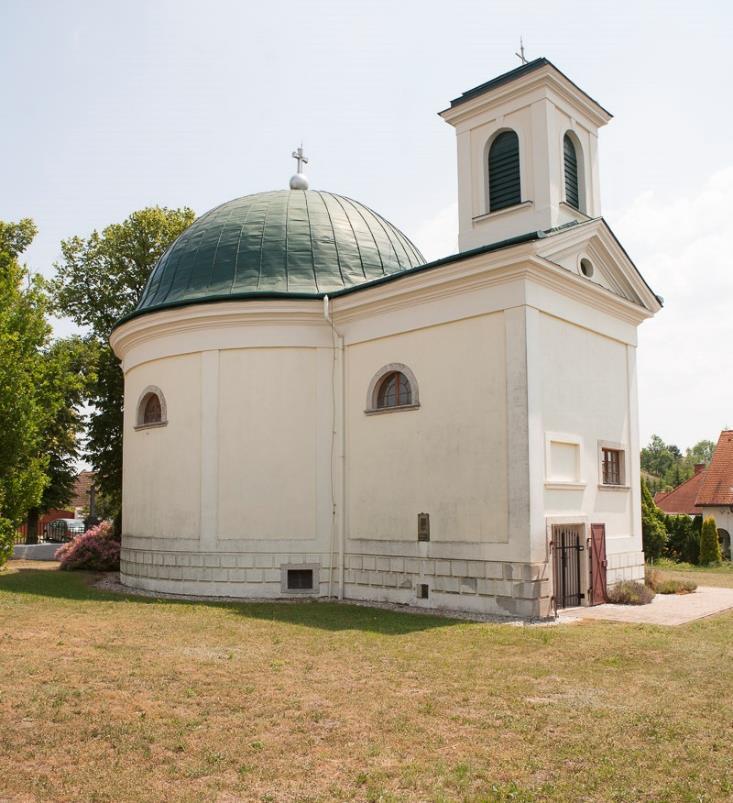 A római katolikus templomot gróf Somogyi János özvegye, Győri Krisztina építtette, Charles de Moreau tervei alapján Kornhausel József bécsi építésszel, a gannai templom és mauzóleum kicsinyített