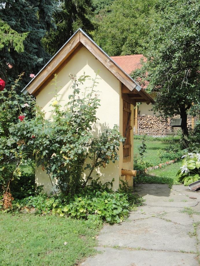 KERTEK A kertek gazdag növényzete is szerepet vállal az utcakép alakulásában. A változatos terep adta lehetőségeket kihasználva több helyen találunk gyepes vagy növénnyel beültetett rézsüket.