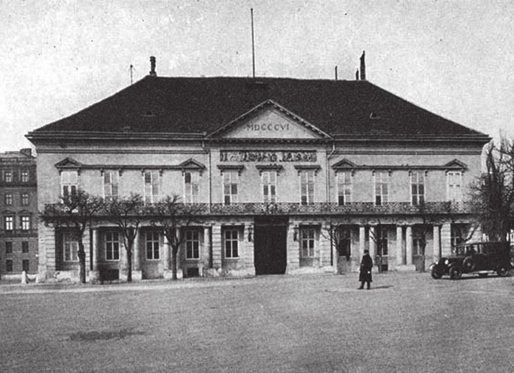 A Sándor palota A Sándor palota, a budai várnegyed egyik legmeghatározóbb épülete, közel negyedszázadon át volt Komjáthy Aladár munkahelye.