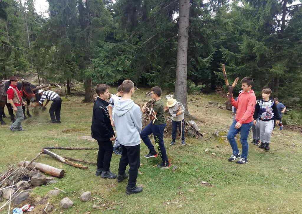 hosszabb kocsikázás után megálltunk és tábortüzet raktunk. Survival-osat is játszottunk, ami mindenkinek nagyon tetszett, ráadásul még jobban összekovácsolta a csapatot.