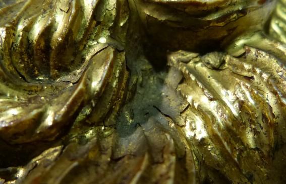 A feltárás során tapasztaltam, hogy az elefántcsont szobor eredeti laparanyozását annak javítása céljából utólagosan egy shellakra felvitt aranypor réteggel fedték úgy, hogy az
