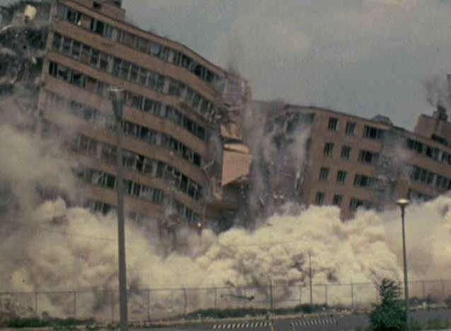 lakótelepének felrobbantása 1972) a hibás út