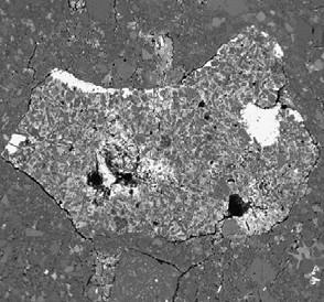 Egyedi képződmények PCA 02007 földpátos breccsa T8-klaszt: porfíros szövetű kondrumszerű klaszt ~ közönséges és szenes