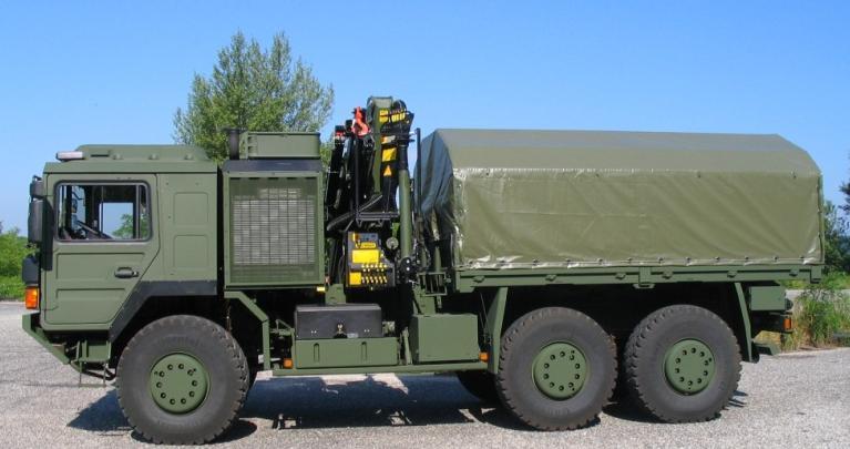 emelőberendezéssel ellátott katonai terepjáróbázisjárműveket katonai szakanyagok, szakfelszerelések és egységrakományok fel- és