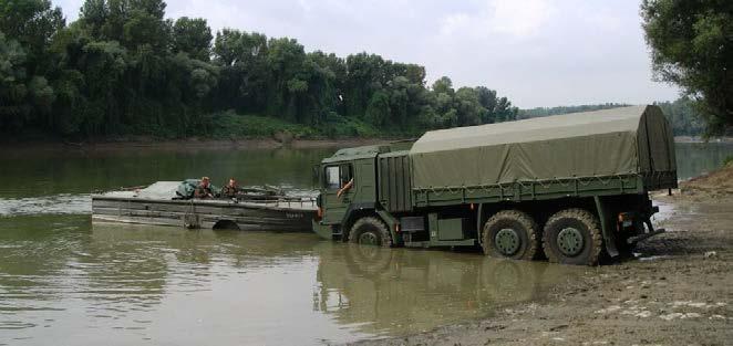 A katonai szakanyagok, szakfelszerelések, egységrakományok szállításához tervezett RÁBA H18 típusú platós katonai terepjáróbázisjárművek egy része BMK-130M motorcsónak vízre toló adapterrel került