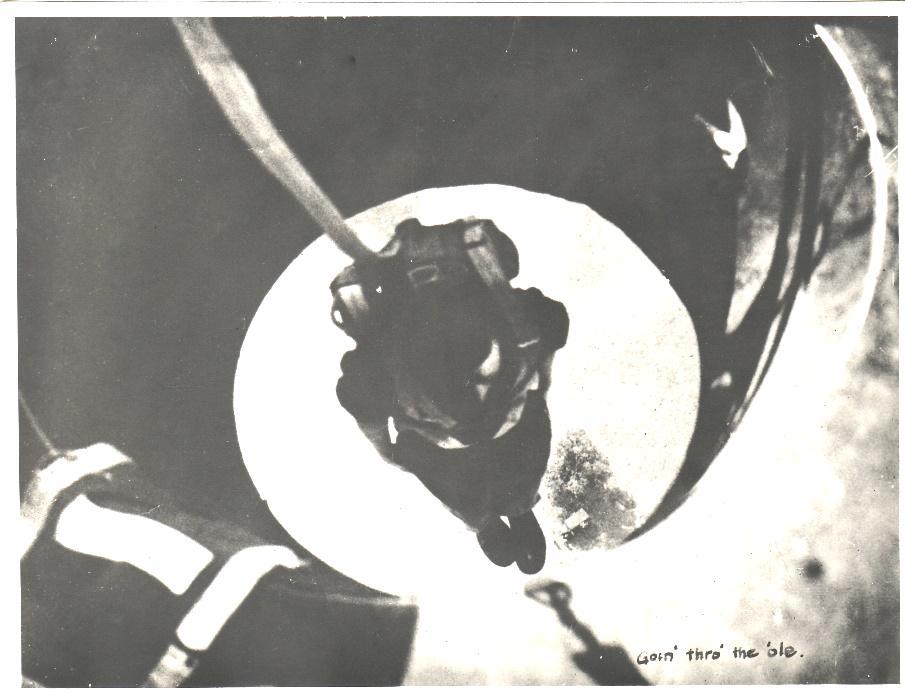 A Whitley bombázó padlólemezén kialakított deszantnyílás csak vontatottan tette lehetővé az ejtőernyősök kijuttatását, amely fokozta az erők szétszóródását.