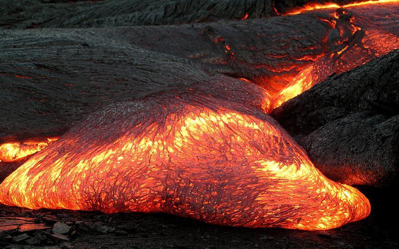 A magma: - hőmérséklete igen magas 1300-1500 C, - nagy mélységből, az asztenoszférából érkezik, -