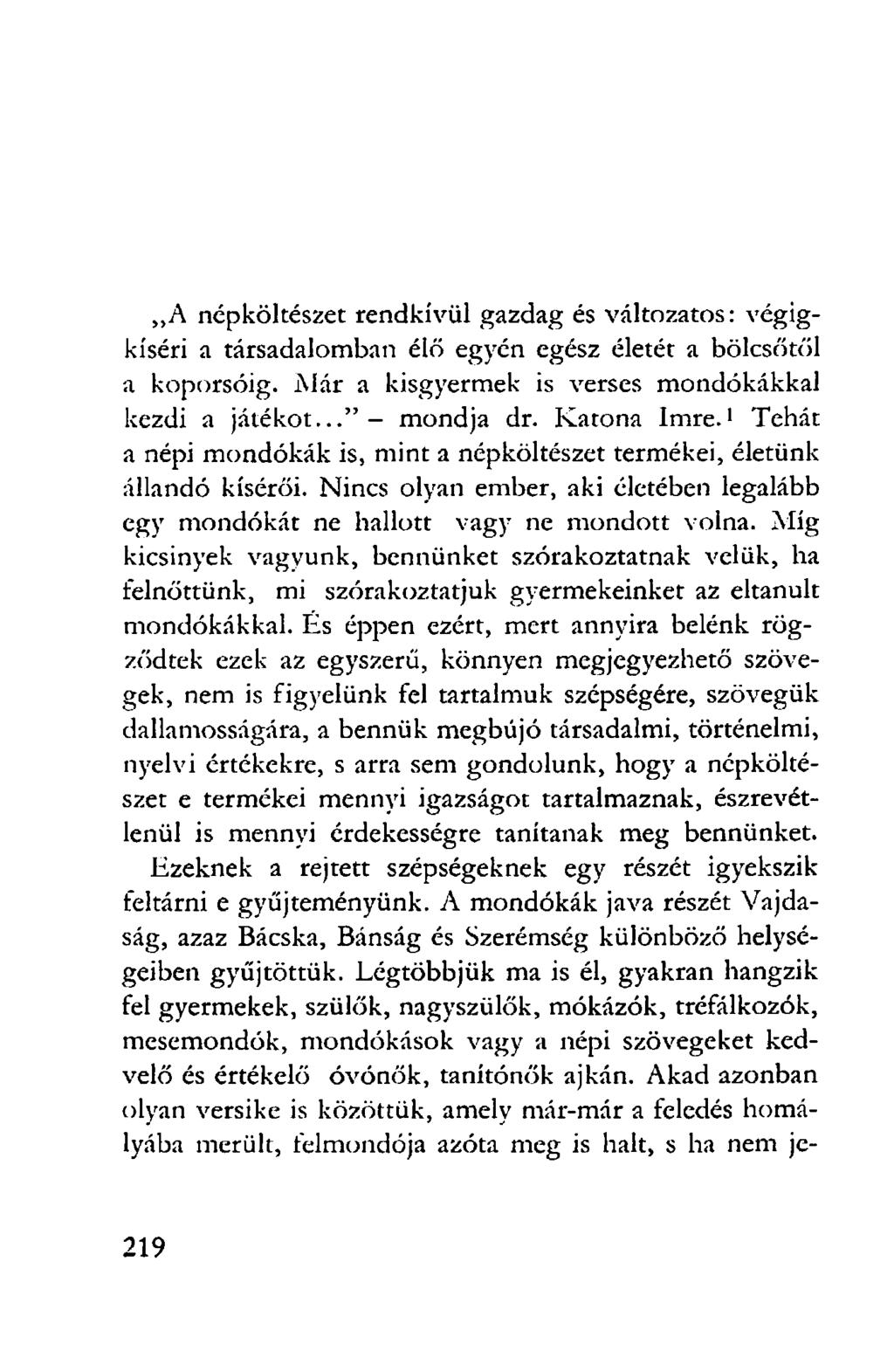 A népköltészet rendkívül gazdag és változatos: végigkíséri a társadalomban élő egyén egész életét a bölcsőtől a koporsóig. Már a kisgyermek is verses mondókákkal kezdi a játékot..." - mondja dr.