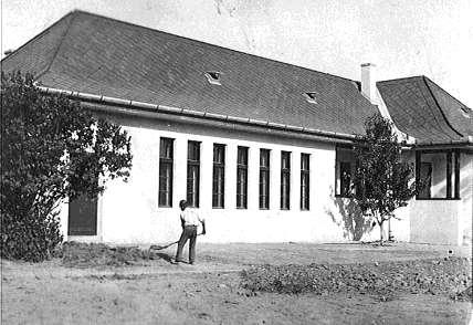 református templom mellé épült, 1948-tól
