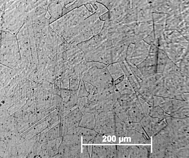 A mikromaratott mintákat fémmikroszkóppal vizsgálva azt tapasztaltam, hogy a felület zavaros lett, korrodált jelleget mutatott, valamint erıs karcok jelentek meg a maratás elıtt szinte karcmentes