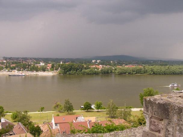 láthatjuk, a Duna partján nézzük.