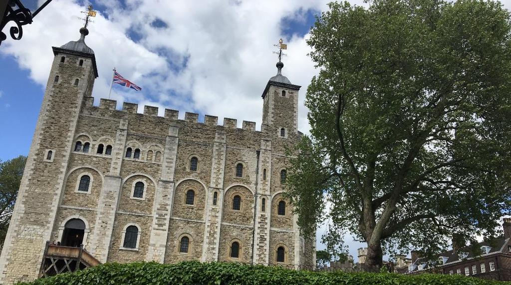 Innen egy rövid sétára található a Tower of London, London egyik jelképe. A Tower az évszázadok során számos célt szolgált: volt többek között királyi palota és várkastély, kincstár és börtön is.