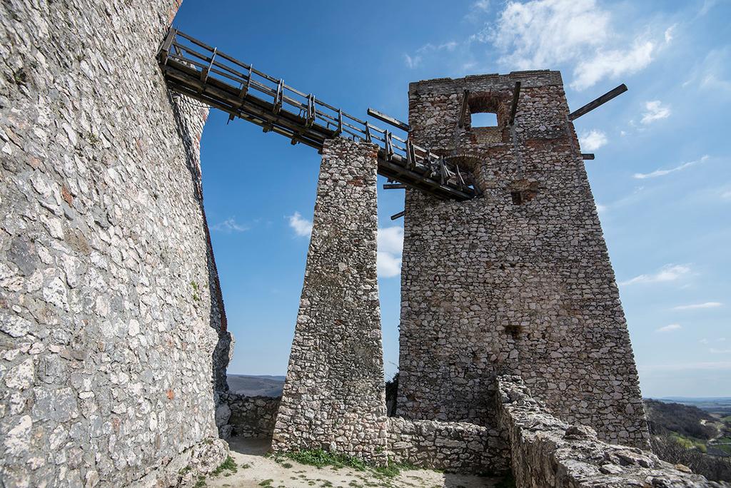 0 ÁPRILIS Cseszneki vár romjai Húsvét Hugó Húsvét Áron Buda, Richárd Izidor Vince Bíborka, Vilmos Herman Dénes Erhard Zsolt Leó, Szaniszló Gyula Ida Tibor