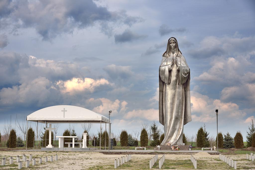 0 MÁJUS Hercegszántó, a világ legmagasabb Mária szobra Munka ünnepe Fülöp, Jakab Zsigmond Irma, Tímea Flórián, Mónika Adrián, Györgyi Frida, Ivett Gizella Mihály Gergely Ármin, Pálma Ferenc Pongrác