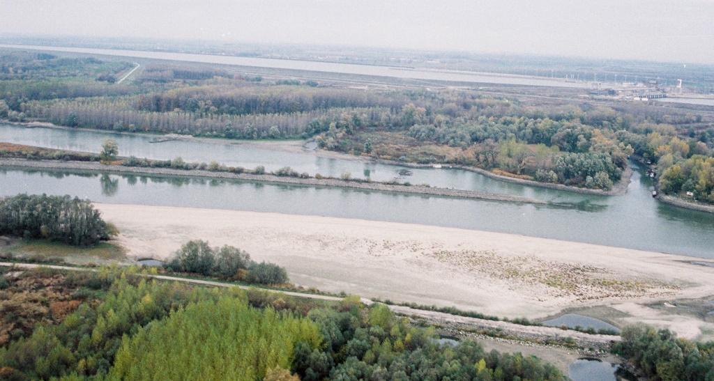 A Szigetközi térség a Duna elterelése előtt és után 1992 októberében a Szlovák fél egyoldalúan üzembe helyezte a Bősi vízlépcsőrendszert az ún.
