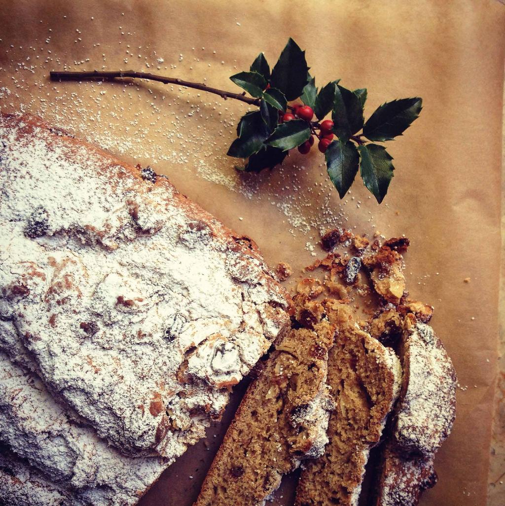 22 ADVENTSTOLLEN { KÖSZÖNET A VÉLETLENNEK } Sokáig csak a pékségben jutottunk adventstollenhez, de látva a sok E betűt az összetevők listájában, elhatároztam, hogy nekiveselkedem és inkább egy házi