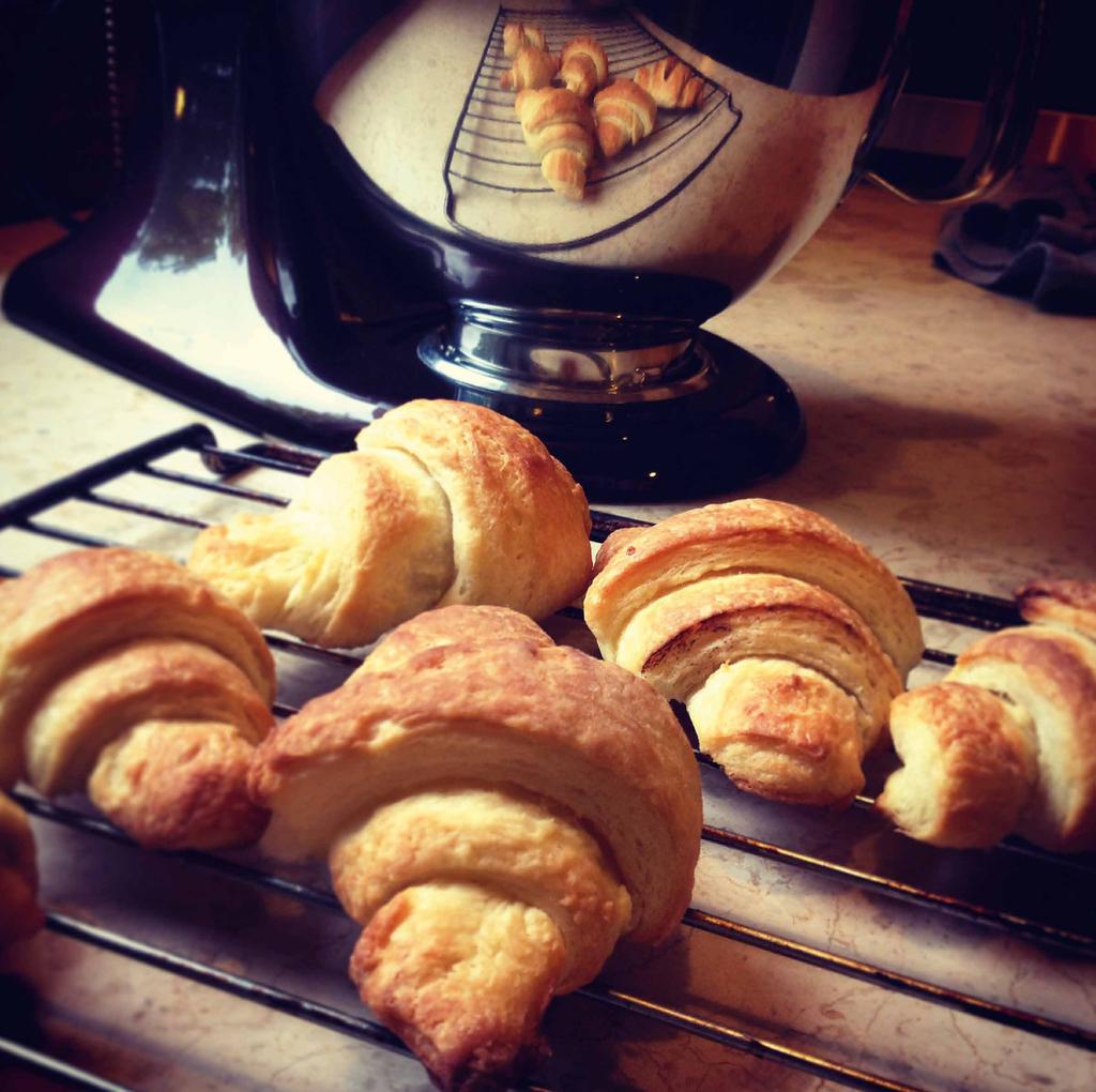 23 CROISSANT { EGY FRANCIA KONYHÁBÓL } Hozzávalók: 500 g sima liszt 45 g finomítatlan cukor 1 tk só 15 g friss élesztő 200 ml langyos víz 100 ml langyos tej 250 g vaj 1 tojás előkészítés: 3 óra + a