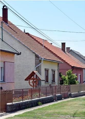 A településrész telkei szinte kizárólag a hagyományos falusi telekosztást követik, vagyis keskeny, hossztengelyükkel az utcára merőleges telkekkel találkozhatunk.