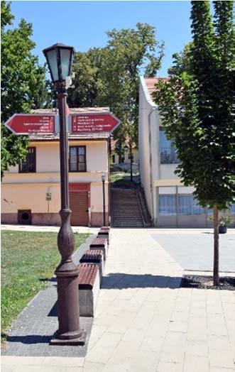 A településközpont üzlethelyiségeinél az eleganciára, a visszafogottságra és a harmonikus szín- és betűhasználatra érdemes törekedni, kerülve a neonfényeket, a harsány színeket és a nagy