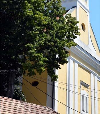 Országos védelem alatt áll temploma továbbá számos hagyományos népi építészeti elemeket őrző lakó- és gazdasági épülettel is találkozhatunk a településen.
