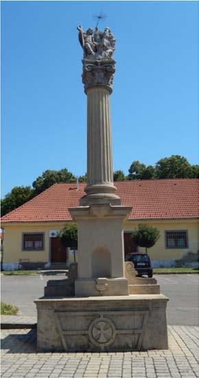 téren található Szentháromság szobor, aminek fontos szimbolikus
