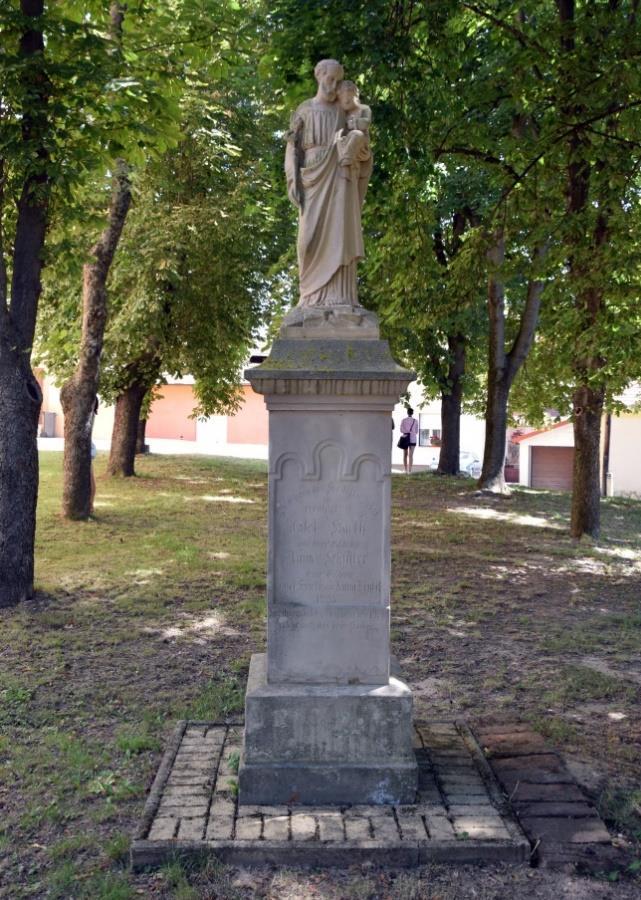 Ide értendő a kálvária is, amely korábbi elhanyagolt állapotából és helyéből került kiemelésre,