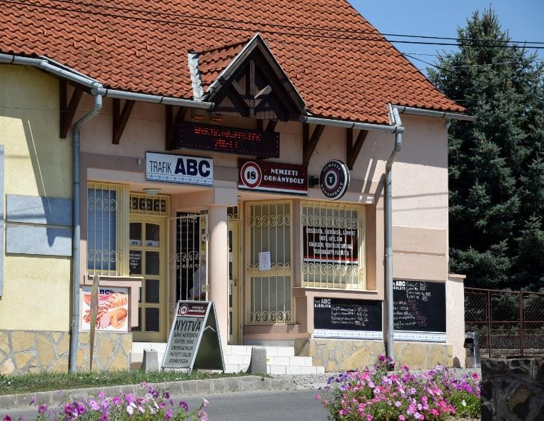 15 Az arculat fontos eleme ugyanakkor az a néhány közszolgálati és kereskedelmi funkciókat magában foglaló épület, melyet már a rendszerváltozás után emeltek.
