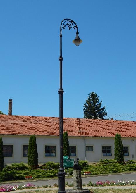 lakó- és szolgáltató funkciókat is tartalmazó, kifejezetten városias épület a Rákóczi és József Attila utcák sarkán, valamint kevésbé hangsúlyosan a csak átépített saroképület a Templom tér északi