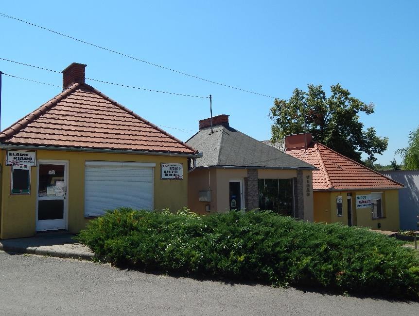 A szolgáltató-funkciók azonban ebben az övezetben is keverednek a lakófunkciókkal, az épületek egy része kettős hasznosítású, de sokszor tisztán csak lakófunkciójú.