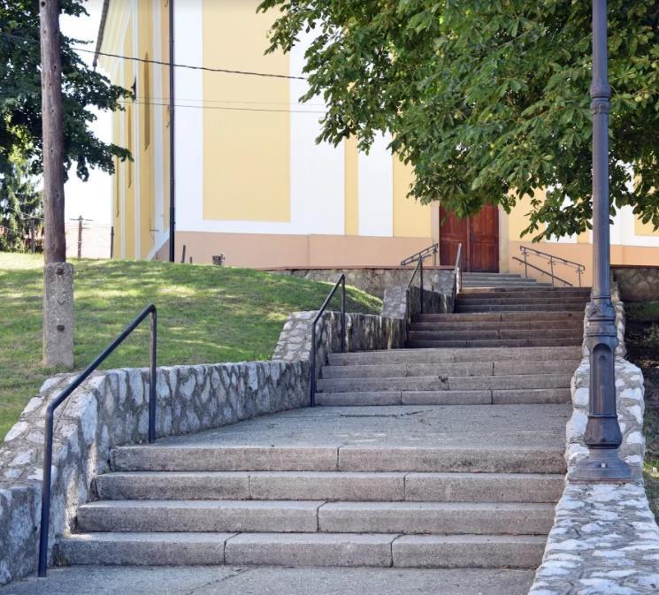 Alsó, a Szabadság utca és Dózsa utca sarkán fekvő része valójában a település központi fekvésének előnyeit élvezheti.