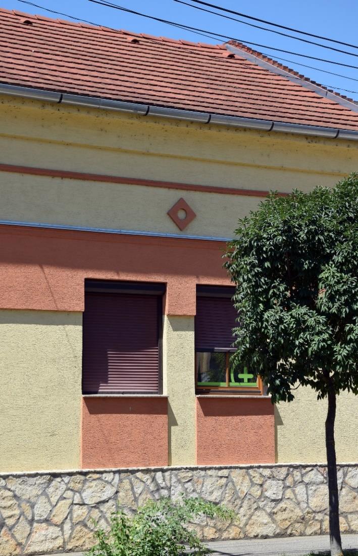 20 Ajtók, ablakok A karakterben 3, illetve 2+2 ablakos, szimmetrikus utcai homlokzatú lakóépületek a jellemzőek.