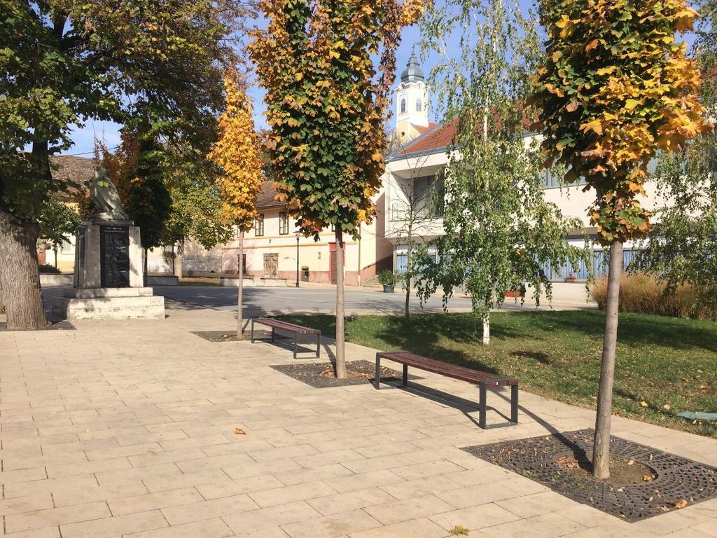 A polgármesteri hivatal melletti tér kialakítása hangsúlyossá teszi a településközpont jelleget, a burkolt felületek és a zöldfelület aránya
