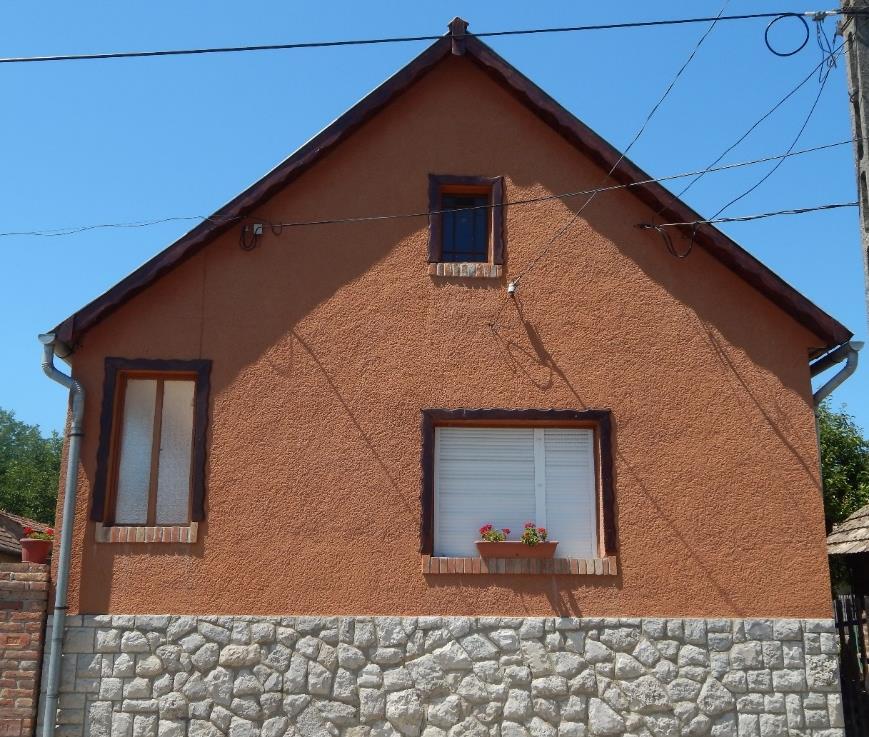 31 Homlokzatképzés, anyaghasználat, szín Az egyes épületek egyediségét a sajátos ablakkeretezések és