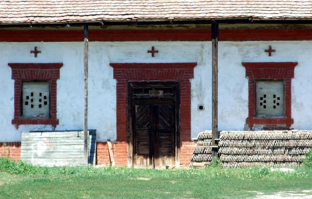 32 Az anyaghasználatban mindenekelőtt a hagyományos építőanyagok felhasználása javasolt.